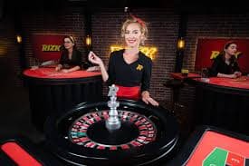 Raja juara app showing real-time Liga 1 football scores and live-dealer baccarat table